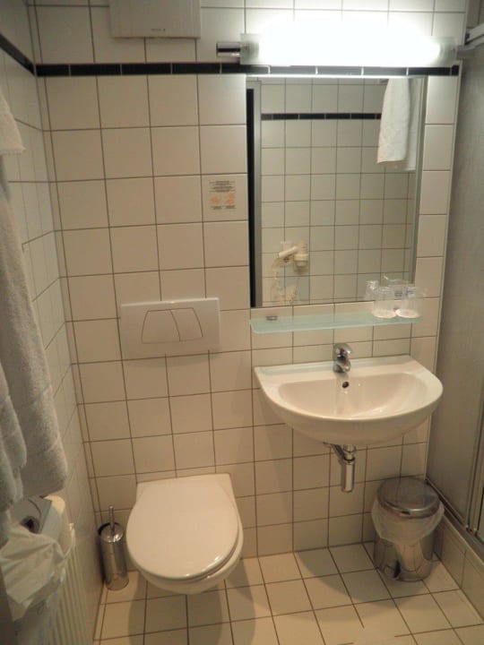 Bad mit Dusche und WC Binders Budget City-Mountain Hotel