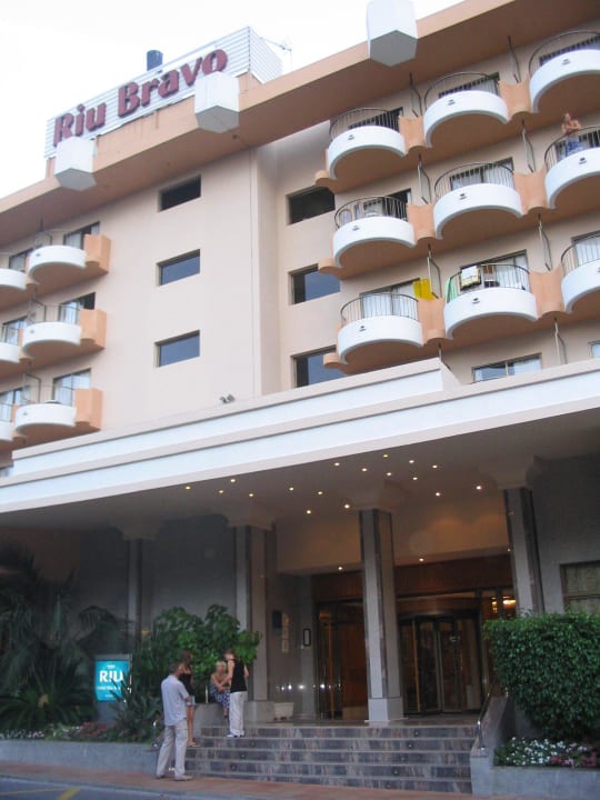 Hotelansicht vom Haupteingang Hotel Riu Bravo