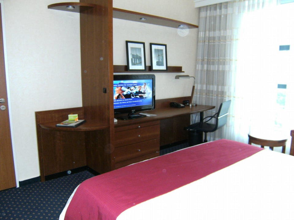 Fernseher, Schreibtisch Courtyard by Marriott Berlin City Center