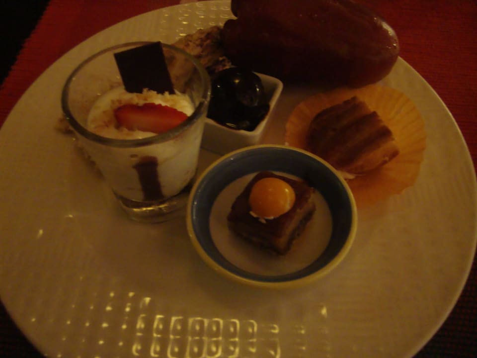 Abendessen - Nachtisch u. a. Französische Patisserie Veligandu Maldives Resort Island