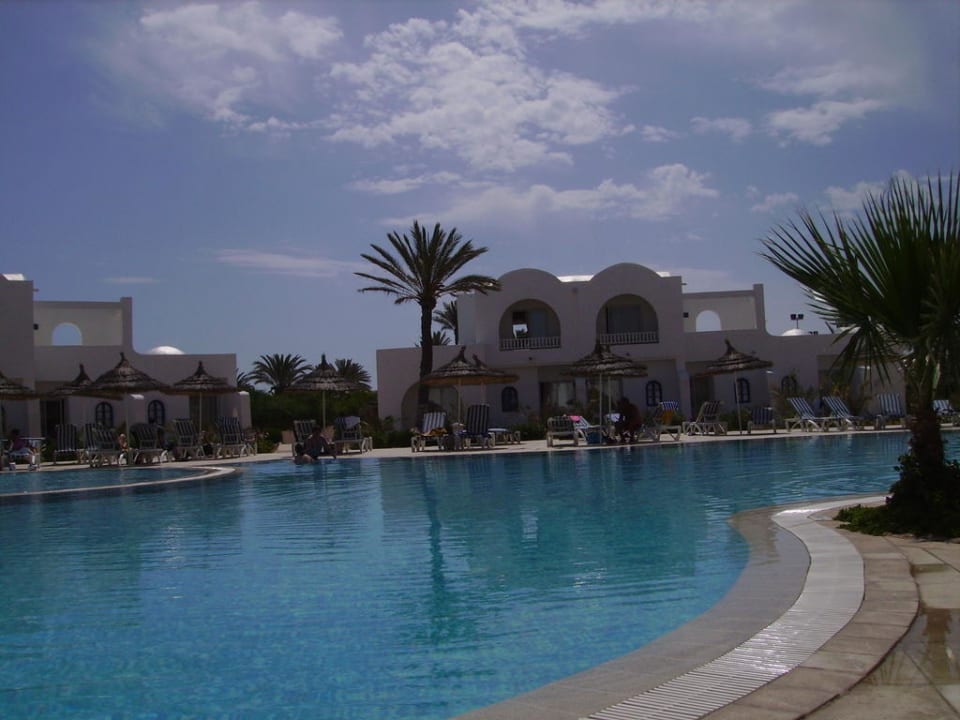 Una delle piscine e il bar Djerba Sun Beach Hotel & Spa