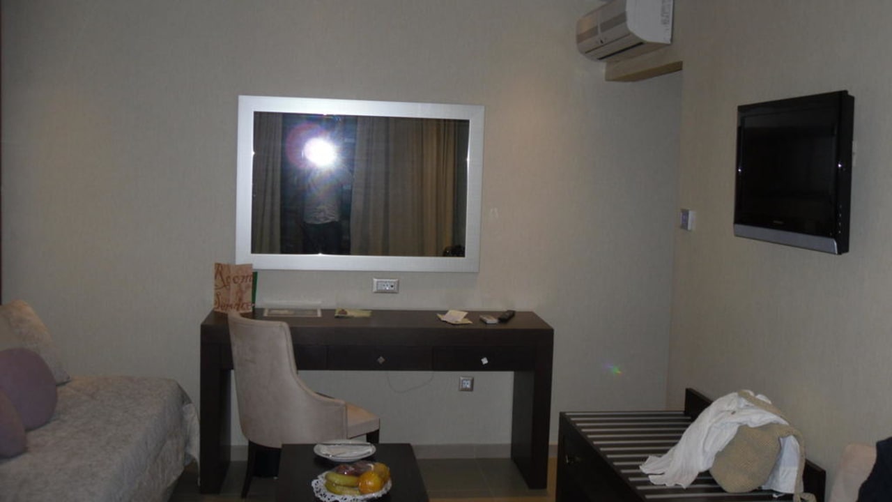 Blick ins Zimmer aus Richtung Balkon Hotel Theartemis Palace