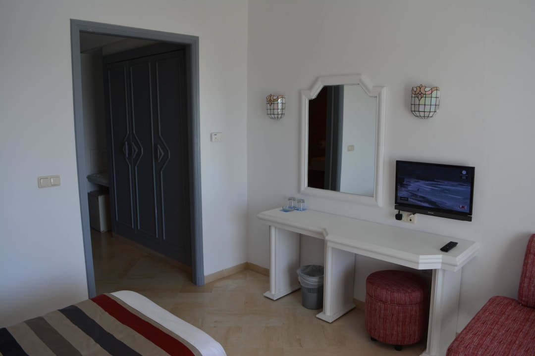Schreibtisch gegenüber vom Bett Calimera One Resort Jockey