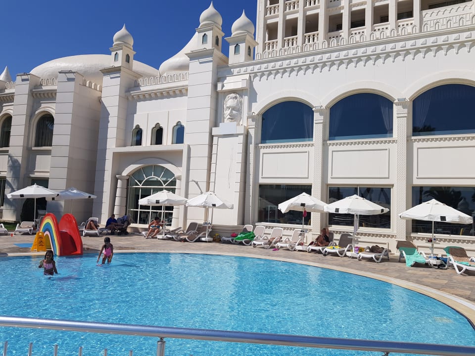 Pool Kamelya Aishen Club