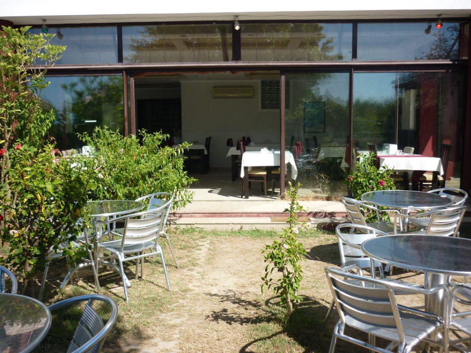 Garten und Essbereich Carna Garden Hotel