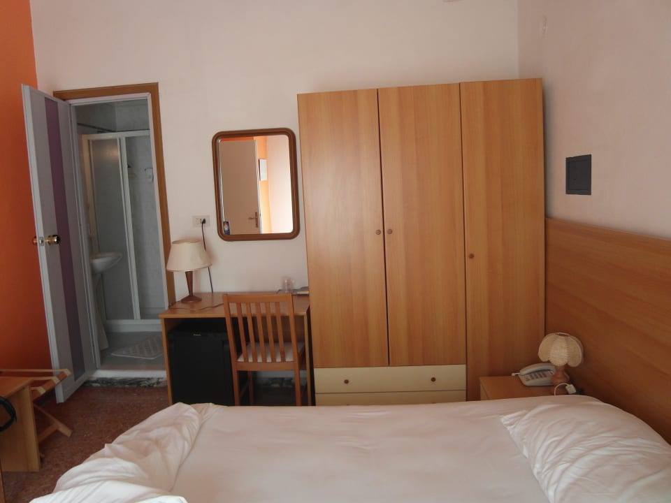 Einfache saubere Einrichtung Hotel Nederland