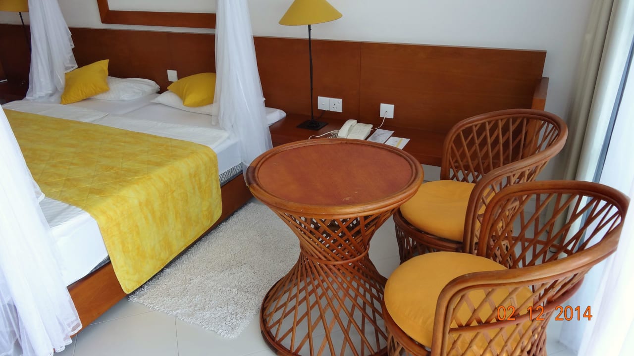 Sitzgruppe im Superior-Zimmer Hotel Lanka Princess Ayurveda