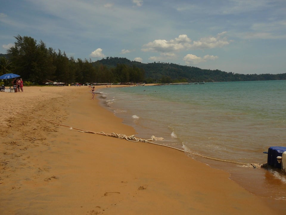 Schöner Strandabschnitt La Flora Khao Lak
