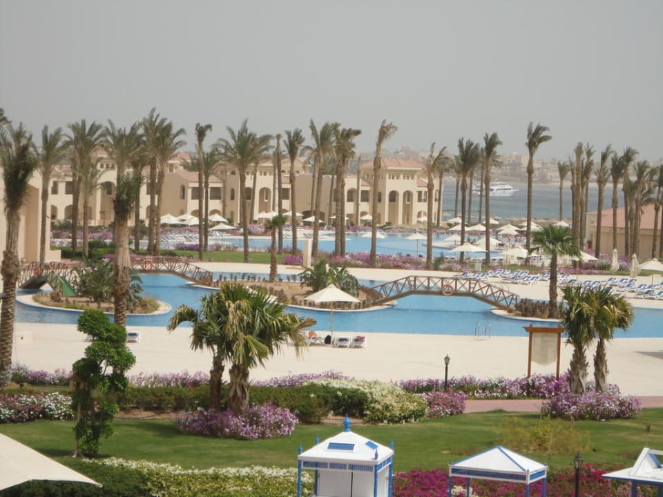 Bilck auf die Poollandschaft Cleopatra Luxury Resort Makadi Bay