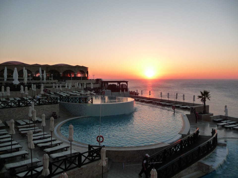 Sonnenaufgang über der Poolanlage Hotel Kalithea Horizon Royal