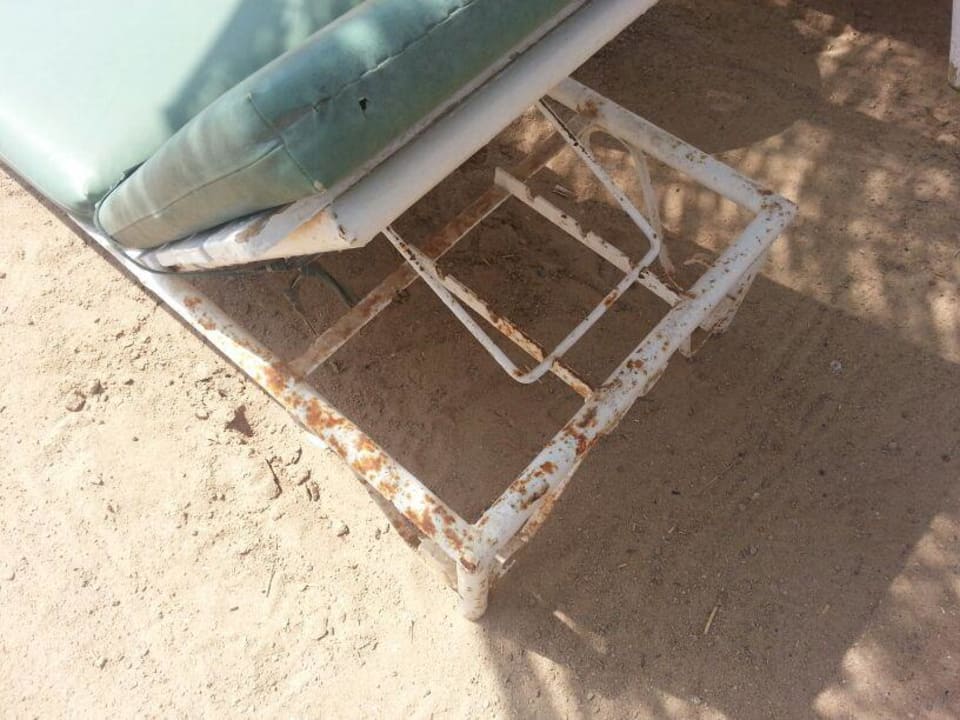 Defekte verrostete Liegen  Giftun Azur Resort