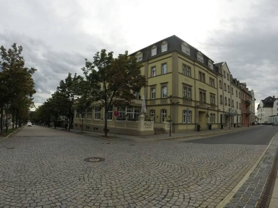 Links vorbei der Weg zur Altstadt Hotel Kaiserin Augusta