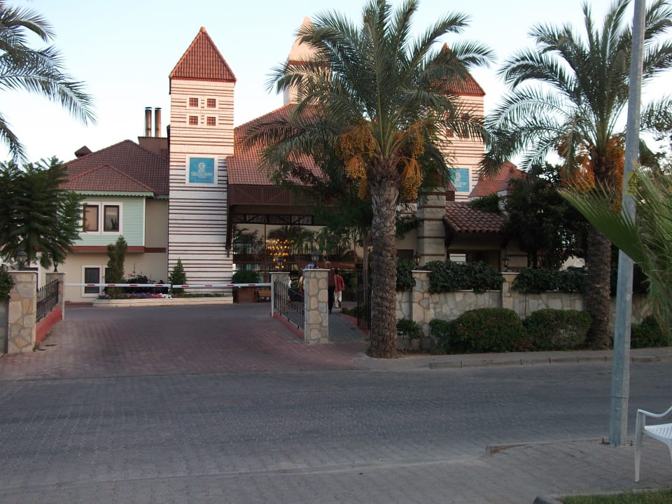 Hotelansicht von der Straße Hotel Turan Prince