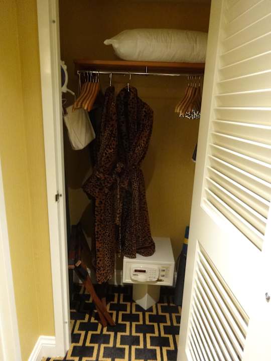 Schrank in Zimmer 338 inkl. Leoparden-Bademantel Hotel Marlowe