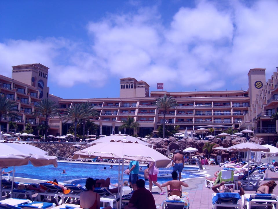 Blick vom Pool aufs Hotel Hotel Riu Buenavista