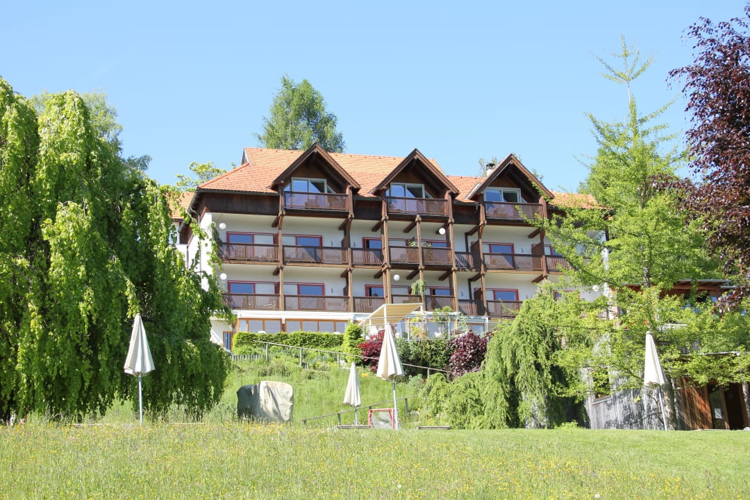 Blick vom Garten auf das Hotel  Kleines Hotel Kärnten