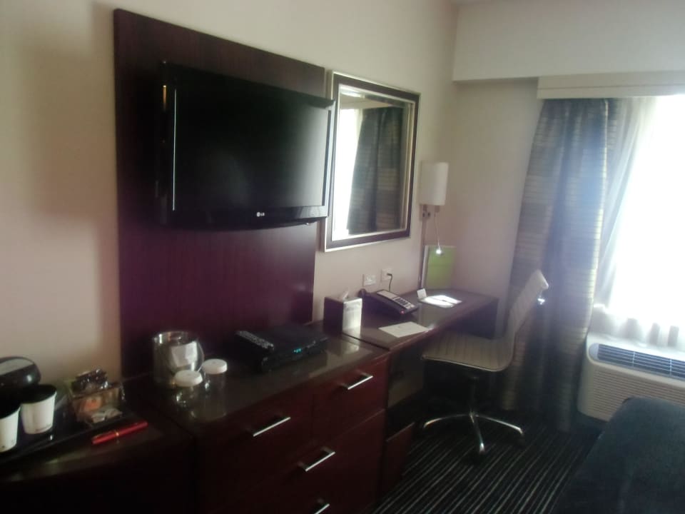 Schreibtisch und TV DoubleTree Hotel by Hilton New York City- Financial District