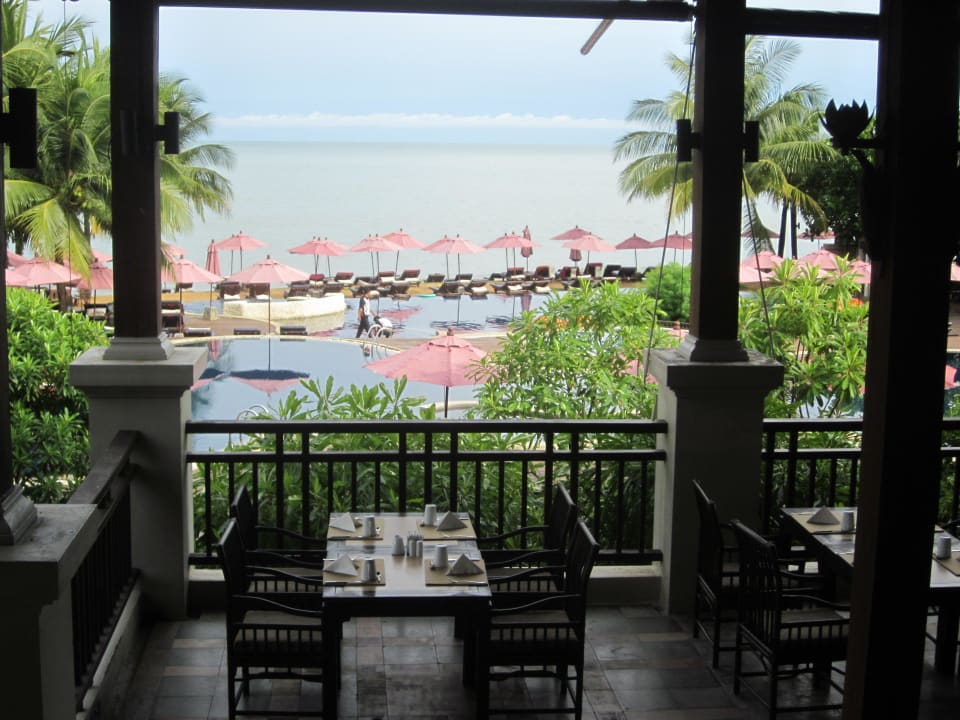 Blick vom Restaurant auf Poolanlage und Meer   Khaolak Laguna Resort