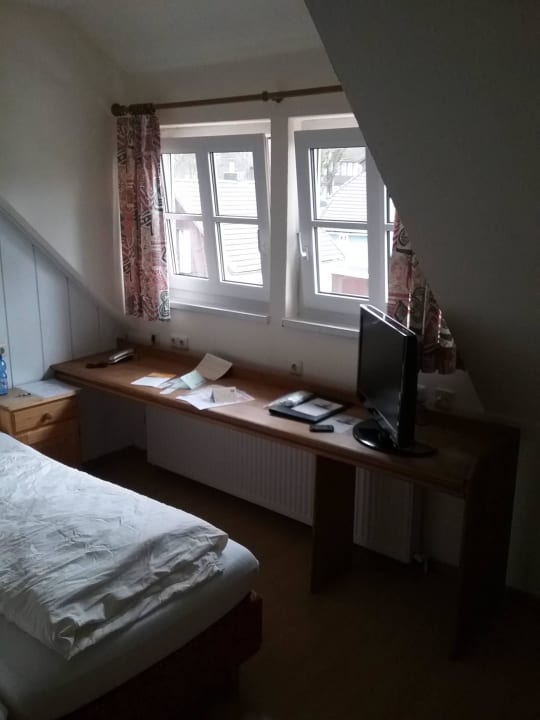 Schreibtisch u TV Hotel Zum Harzer
