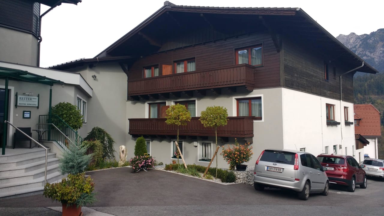 Hoteleingang mit Nebengebäude Reiters Wohlfühlhotel