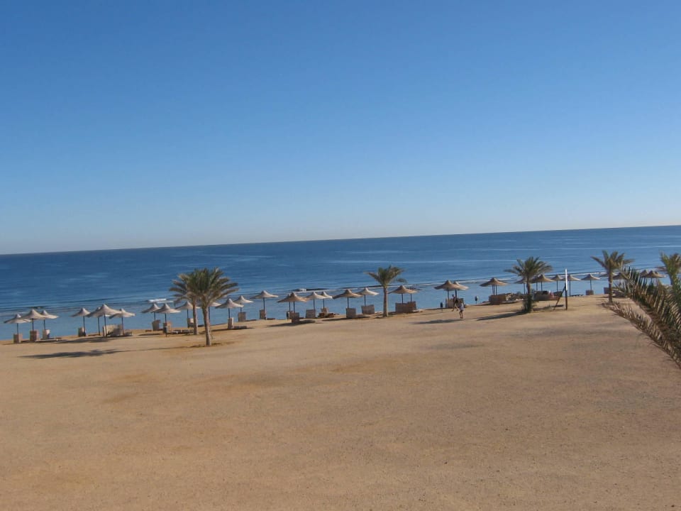 Super Strand mit Windschutz Barikaden Three Corners Sea Beach Resort
