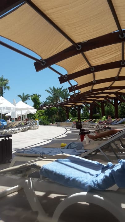 Liegenbereich am Pool Saphir Resort & Spa