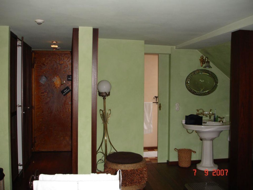 Zimmereingang mit schönem Waschbecken im Zimmer Hotel Der Zauberlehrling