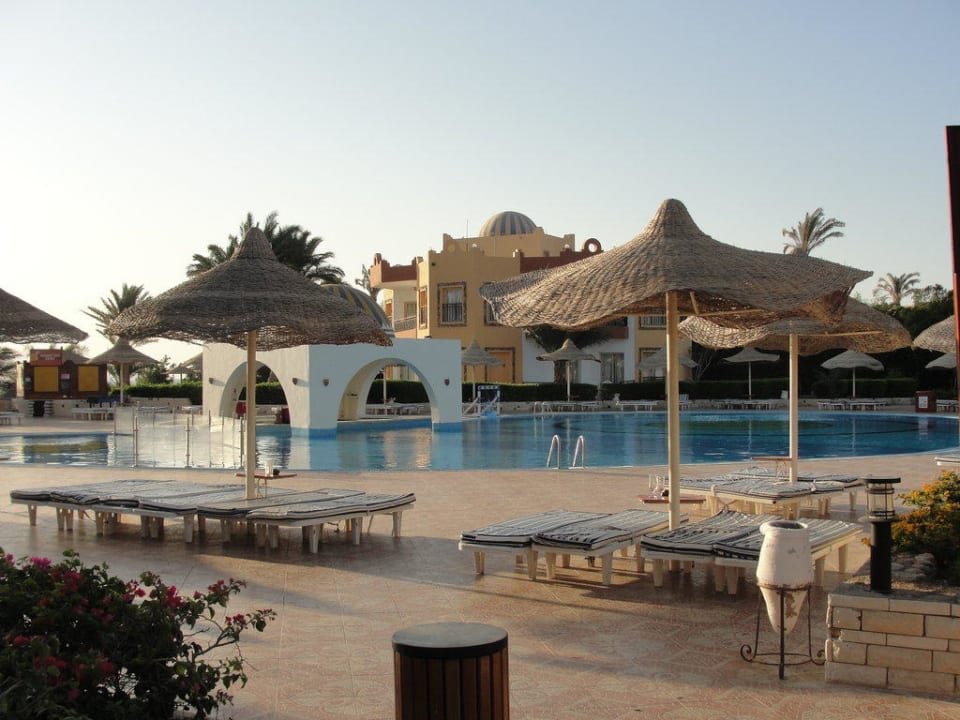 Basen przy plaży. Hotel Nubian Village