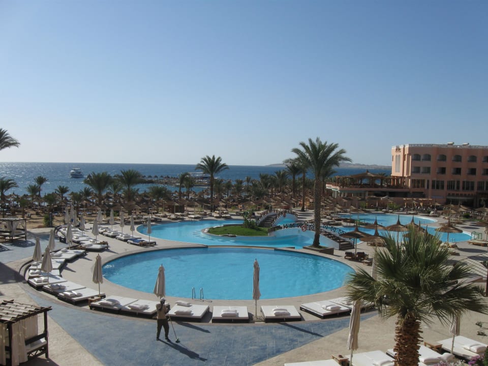 Вид с балкона главного корпуса Beach Albatros Resort