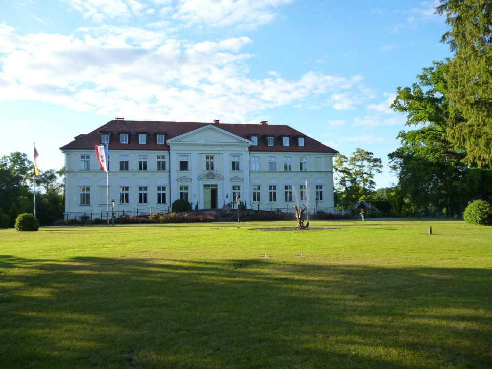 Vom Park aus Seeschloss Schorssow