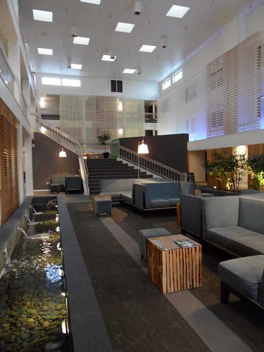 Sitzecke in der Lobby mit Wasserspielen The Domain Hotel