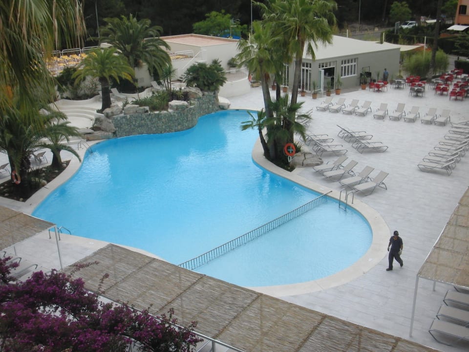 Poolanlage von oben Hotel Rosella by Intelier