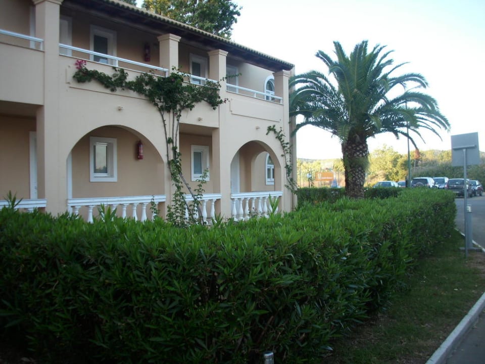 Blick neben der Rezeption auf's Appartement Sandy Beach Resort