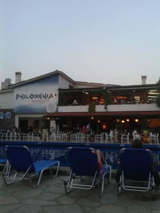 Blick zum Restaurant oben bzw. Poolbar unten Philoxenia Hotel