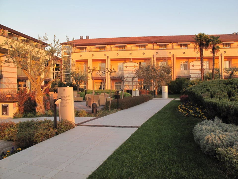 Haupthaus bei Sonnenuntergang Hotel Caesius Therme & Spa Resort