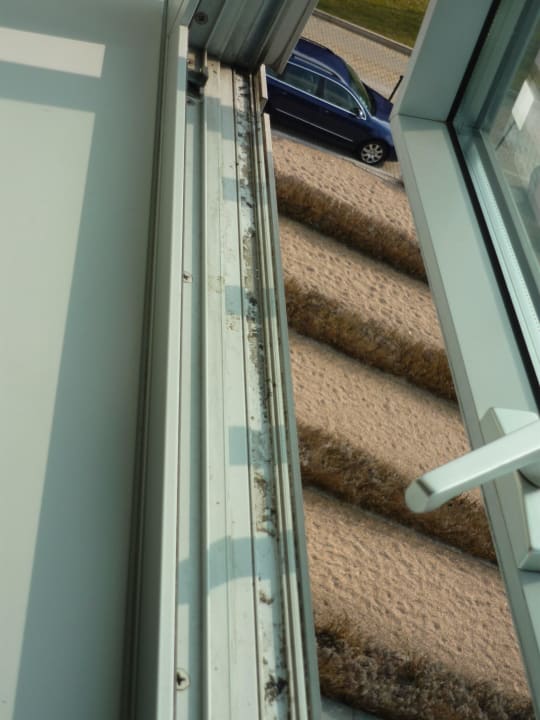 Schmutz in Fensterrahmen, weiter ging es nicht auf Hilton Munich Airport