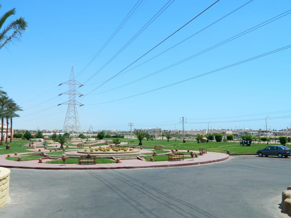 Przed hotelem Pickalbatros Alf Leila Wa Leila Resort - Neverland Hurghada