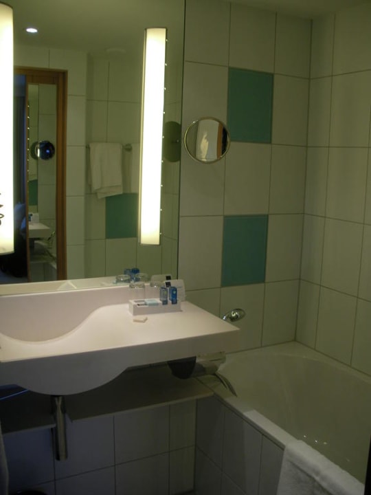 Bad mit Dusche und Wanne Novotel Hamburg City Alster