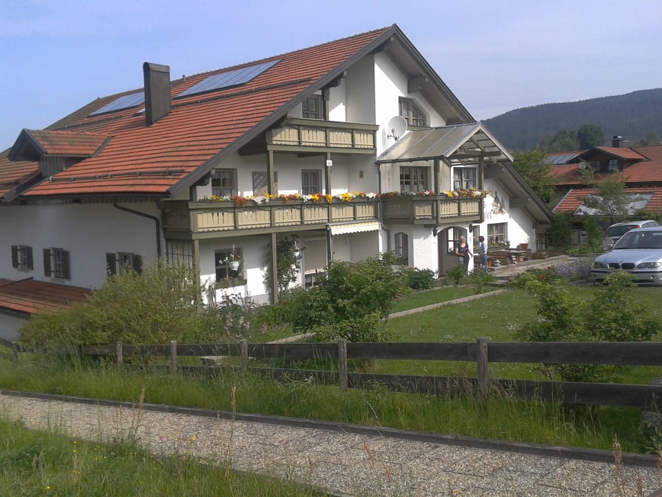Gartenanlage vorn Gästehaus Biggi