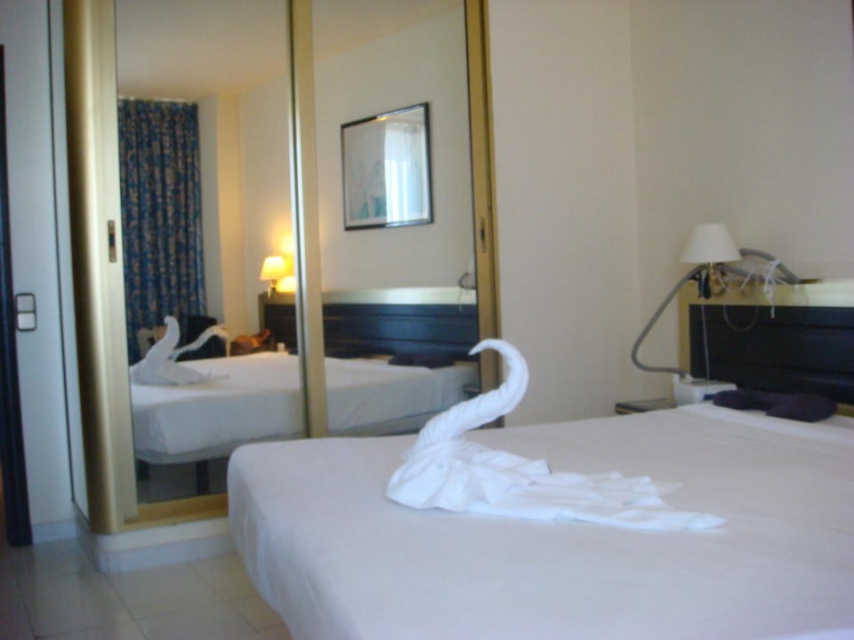 Bett und Einbauschrank Mediterranean Palace Hotel