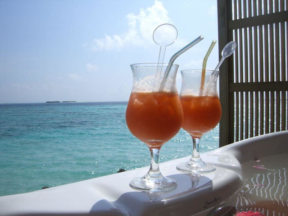 Spa Anwendung im Aussenbereich Kuredu Island Resort & Spa