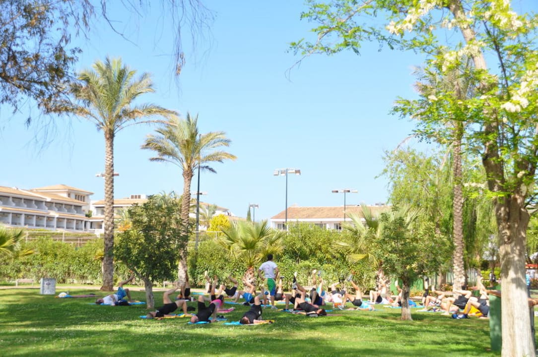 Stretching der Triathleten  Hotel Beach Club Font de Sa Cala