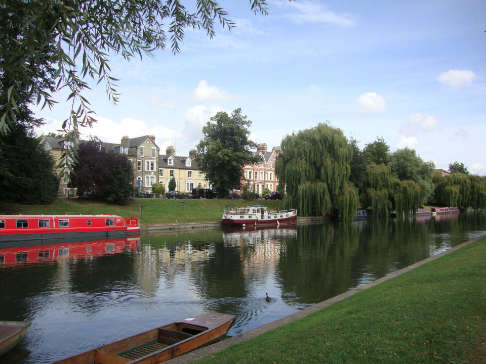 Hotel am Kanal vom Park aus  Hotel Arundel House