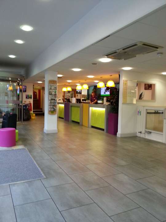 Blick zur Rezeption ibis Styles London Excel