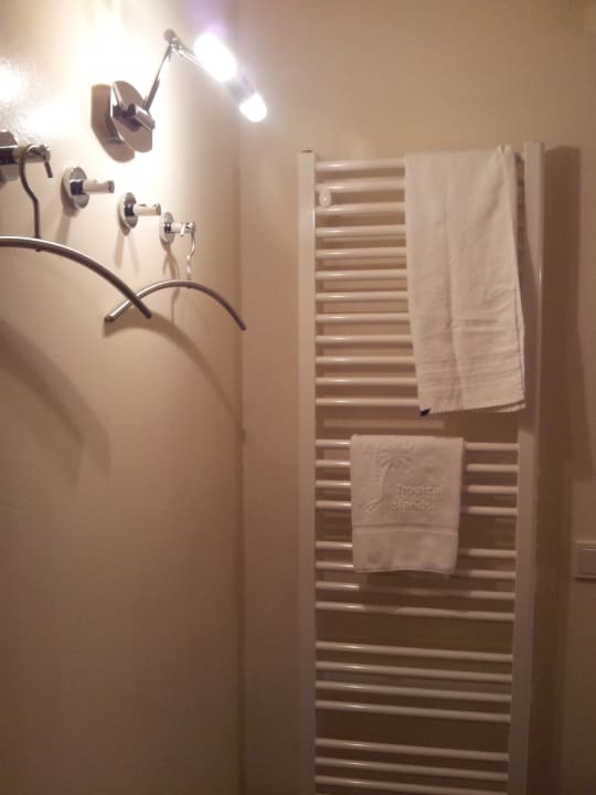 Badezimmer mit Handtuchtrockner Tropical Islands Resort