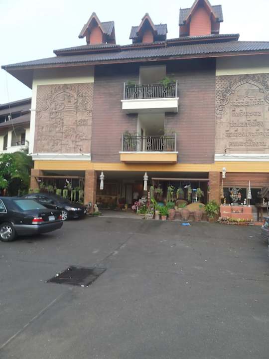 Vue extérieure de l'hôtel et parking Phoom Thai Garden Hotel