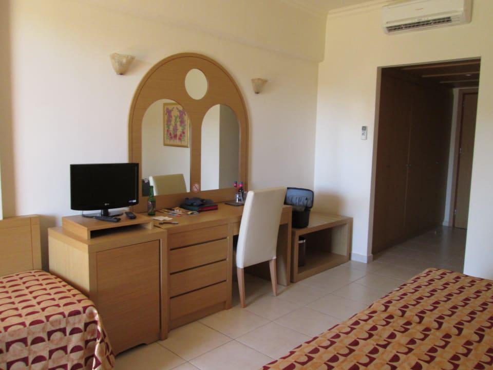 Schlafzimmer mit 5türigem Schrank Hotel Kalithea Horizon Royal