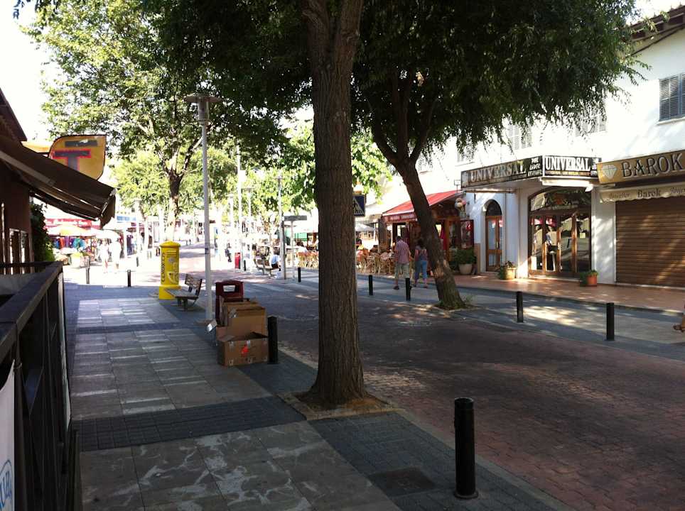 Blick vom Hoteleingang auf Boulevard Paguera Treff Boutique Hotel