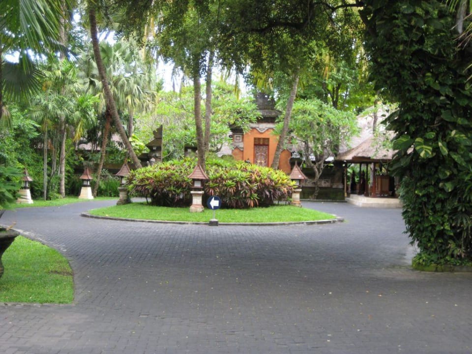 Einfahrt zum Hotel Puri Santrian