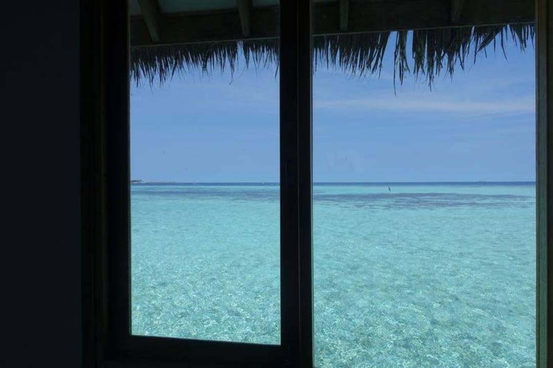 Blick vom Zimmer der Wasservilla Outrigger Maldives Maafushivaru Resort